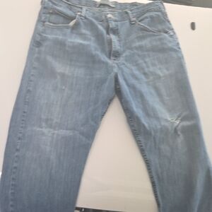 Wrangler Men's Relaxed Light Blue Jeans